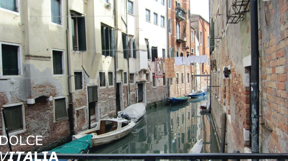 Venezia canal with boats