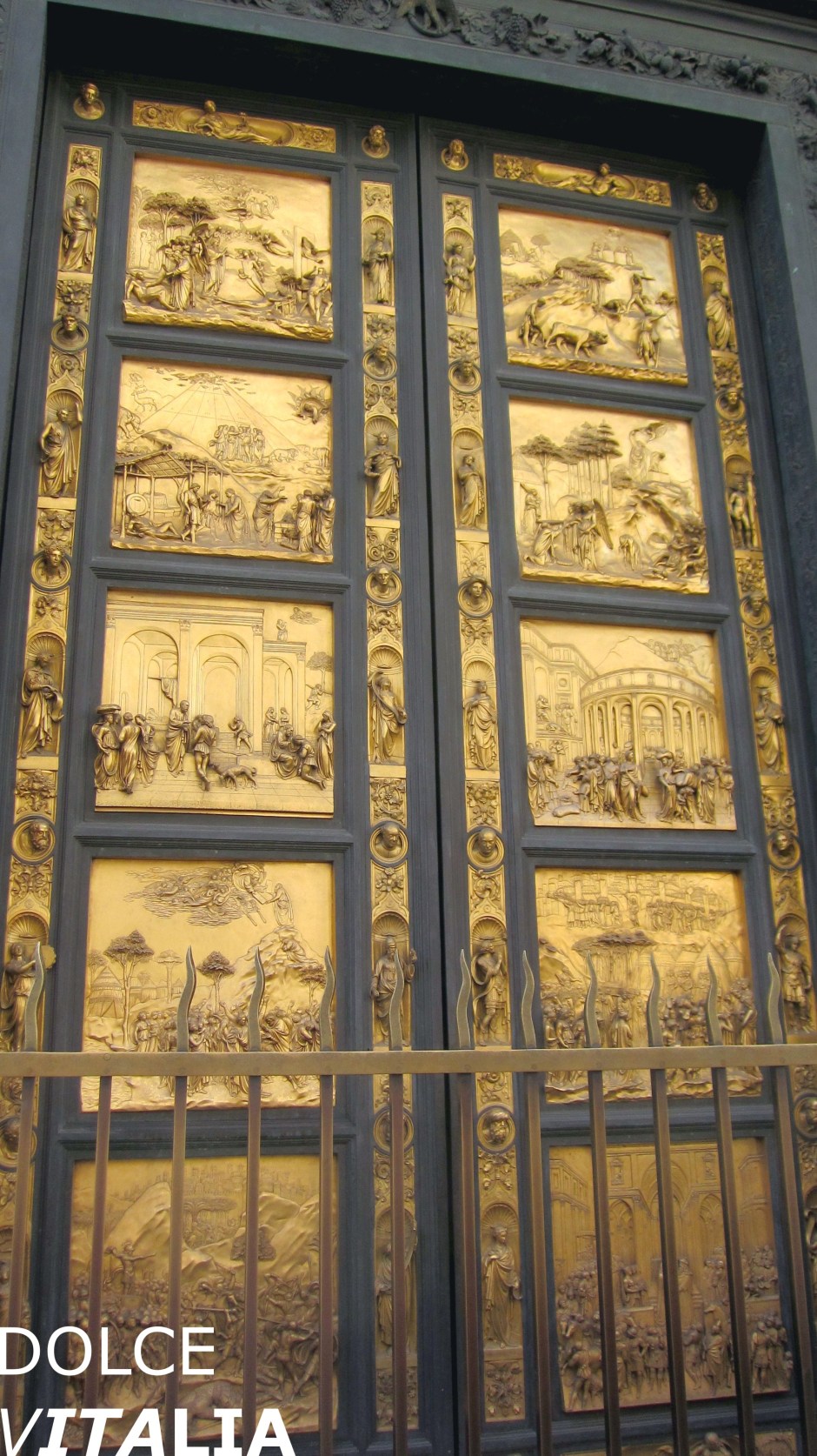 Baptistery located in Piazza del Duomo